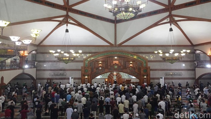 Suasana salat tarawih perdana di Masjid Pusdai Jabar, Kota Bandung, Sabtu (2/4/2022).