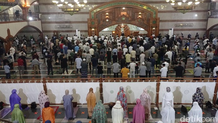 Suasana salat tarawih perdana di Masjid Pusdai Jabar, Kota Bandung, Sabtu (2/4/2022).