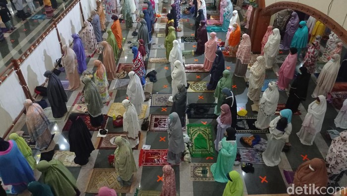 Suasana salat tarawih perdana di Masjid Pusdai Jabar, Kota Bandung, Sabtu (2/4/2022).