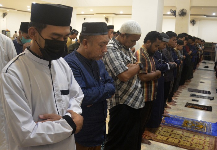Suasana Salat Tarawih Pertama Warga Muhammadiyah di Berbagai Kota Warga Muhammadiyah telah menggelar salat tarawih pertama pada Jumat (1/4) malam. Begini suasana salat tarawih di berbagai kota.