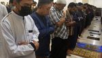 Suasana Salat Tarawih Pertama Warga Muhammadiyah di Berbagai Kota