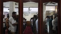 Umat Islam melaksanakan shalat tarawih di Masjid Baiturrahman Jalan Raya Tempurejo, Surabaya, Jawa Timur, Jumat (1/4/2022). Warga Muhammadiyah di kawasan tersebut menggelar shalat tarawih pertama pada Jumat (1/4). Sementara itu pemerintah telah menetapkan 1 Ramadan 1443 H jatuh pada Minggu (3/4). ANTARA FOTO/Didik Suhartono.
