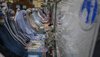 Umat Islam melaksanakan Shalat Tarawih pertama di Masjid Agung Al-Azhar, Jakarta, Jumat (1/4/2022) malam. ANTARA FOTO/Galih Pradipta.