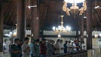 Umat Islam melaksanakan shalat tarawih di Masjid Gedhe Kauman, Yogyakarta, Jumat (1/4/2022). Masjid Gedhe Kauman Yogyakarta menggelar shalat tarawih pertama bulan Ramadhan 1443 H. ANTARA FOTO/Hendra Nurdiyansyah.