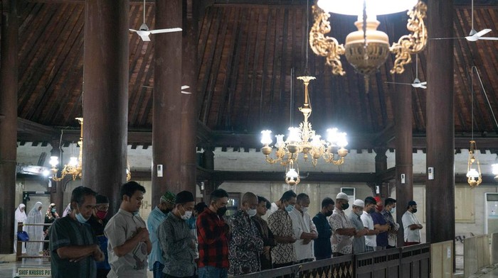 Warga Muhammadiyah telah menggelar salat tarawih pertama pada  Jumat (1/4) malam. Begini suasana salat tarawih di berbagai kota.