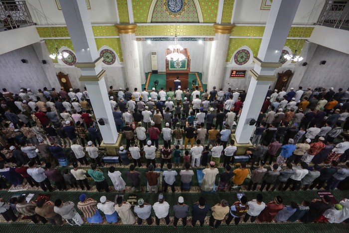 Warga Muhammadiyah telah menggelar salat tarawih pertama pada  Jumat (1/4) malam. Begini suasana salat tarawih di berbagai kota.