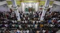 Umat Islam melaksanakan shalat tarawih pertama di Masjid Darul Arqam, Palangkaraya, Kalimantan Tengah, Jumat (1/4/2022). ANTARA FOTO/Makna Zaezar.