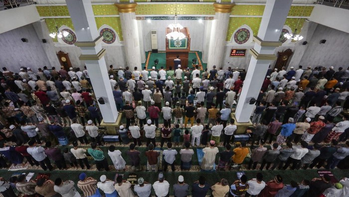 Suasana Salat Tarawih Pertama Warga Muhammadiyah di Berbagai Kota Warga Muhammadiyah telah menggelar salat tarawih pertama pada Jumat (1/4) malam. Begini suasana salat tarawih di berbagai kota.