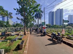 Suasana TPU Menteng Pulo Jaksel Sepi Peziarah di H-1 Ramadan