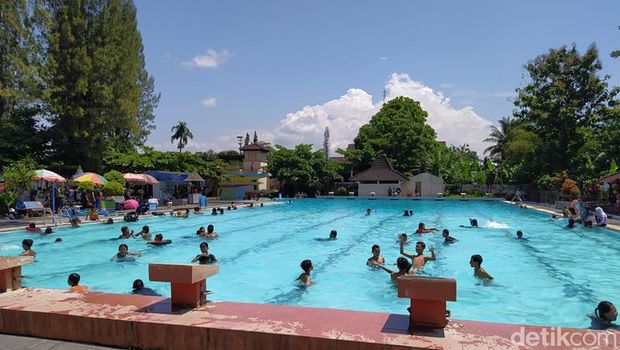 Taman rekreasi Mendut dipadati pengunjung padusan, Sabtu (2/4/2022).