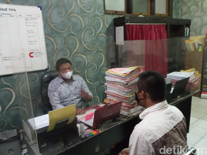 Terduga pelaku KDRT di Cirebon inisial S (kanan)