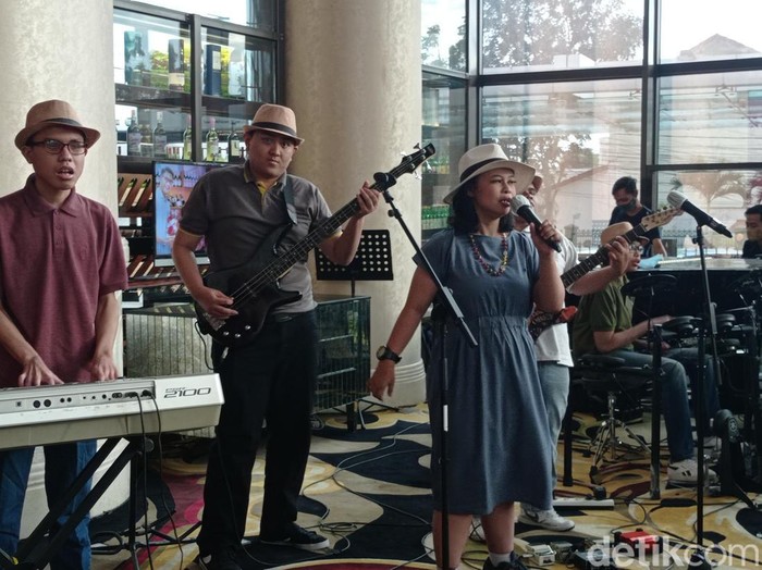 TIFAL Band adalah grup musik dari Lembaga Pendidikan dan Keterampilan (LPK) Art Therapy Center (ATC) Widyatama.