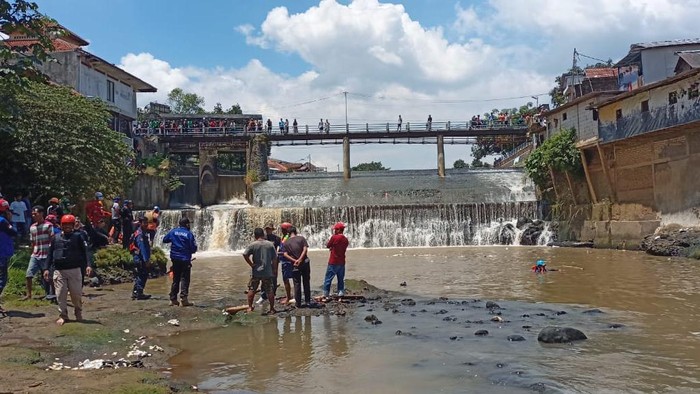 Tim SAR gabungan melakukan pencarian bocah hanyut di Sungai Cisadane, Bogor, Sabtu (2/4/2022).