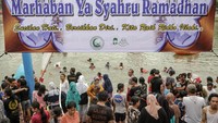 Tradisi keramas bersama tersebut sebagai simbol membersihkan diri jelang Ramadhan.