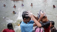 Terlihat anak-anak ikut serta. Tim SAR juga siaga dengan perahu karet.