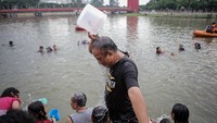 Sejumlah warga mengikuti tradisi keramas bersama di bantaran Sungai Cisadane, Kota Tangerang, Banten, Sabtu (2/4/2022).