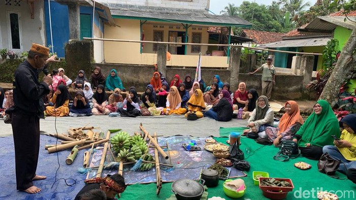 Tradisi Papajar yang dilakukan warga Cipendeuy Kabupaten Bandung Barat.