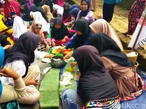 Tradisi Papajar yang dilakukan warga Cipendeuy Kabupaten Bandung Barat.