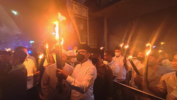 Wali Kota Bogor Pawai Obor Bareng Warga Usai Tarawih di Masjid At-Taqwa