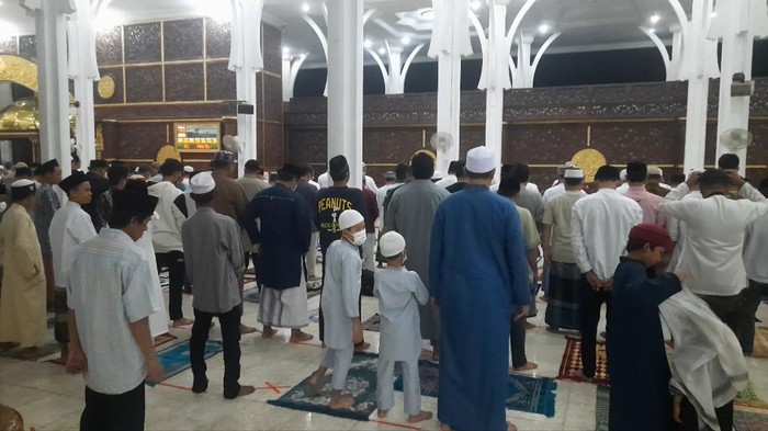Warga Jambi antusias salat tarawih di Masjid Seribu Tiang (Ferdi/detikcom)