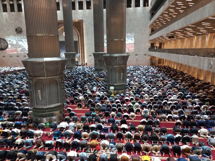 Masjid Istiqlal menggelar ibadah salat Tarawih berjemaah pertama di bulan Ramadan tahun ini. Warga yang melaksanakan salat Tarawih di Masjid Istiqlal mengaku senang dapat beribadah di masjid tersebut.