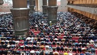 Selain itu, terlihat juga saf salat sudah kembali dirapatkan. Namun, jemaah diimbau tetap menggunakan masker. Jemaah melakukan ibadah salat Isya pada pukul 19.21 WIB. Kemudian dilanjutkan dengan mengaji Al-Quran pukul 19.39 WIB. (Anggi Muliawati/detikcom)