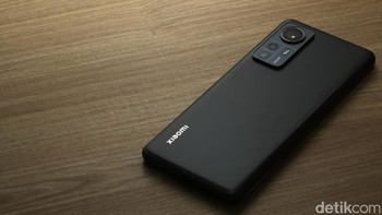 Baterai Xiaomi 12 berdaya tampung 4.500 mAh dengan pengisian cepat 67W yang bisa mengisi penuh dalam waktu 39 menit. Foto: detikINET/Anggoro Suryo Jati