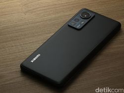 Unboxing Xiaomi 12, Si Ponsel Flagship Mungil