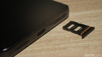 slot kartu SIMnya mendukung dua kartu SIM nano, namun tak mendukung microSD. Foto: detikINET/Anggoro Suryo Jati