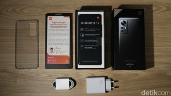 Paket penjualannya seperti kebanyakan ponsel Xiaomi lain. Casing silikon, surat dari Country Manager Xiaomi Indonesia Alvin Tse, ponsel, dan charger. Foto: detikINET/Anggoro Suryo Jati