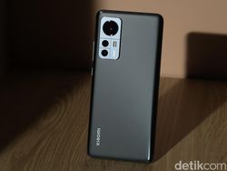 Unboxing Xiaomi 12, Si Ponsel Flagship Mungil