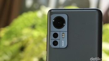Kamera belakang ada tiga, kamera utama 50MP, kamera ultrawide 12MP, dan tele macro 5MP. Foto: detikINET/Anggoro Suryo Jati