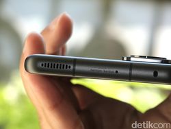 Unboxing Xiaomi 12, Si Ponsel Flagship Mungil