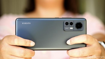 Disebut mungil karena Xiaomi 12 ini punya bodi yang kecil untuk ukuran ponsel flagship saat ini. Dimensinya 152,7x69,9x8,16mm dengan bobot 180 gram. Foto: detikINET/Anggoro Suryo Jati