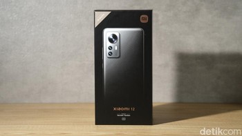 Xiaomi 12 tampil dengan boks berwarna hitam. Foto: detikINET/Anggoro Suryo Jati