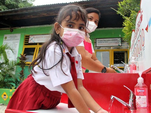 Puluhan sarana cuci tangan dibangun di Nusa Tenggara Timur dalam kampanye Indonesia Bergerak Lawan Kuman. Program ini juga untuk mengajarkan anak-anak menjaga kebersihan.