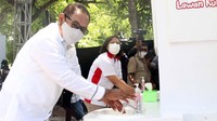 Wakil Gubernur Nusa Tenggara Timur Josef Nae Soi dan Gabriella da Silva - Head of Public Relations Wings Group Indonesia turut hadir dalam peresmian signature icon sebagai sarana cuci tangan di Pantai Lasiana Kupang, NTT.
