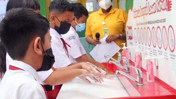 Puluhan sarana cuci tangan dibangun di Nusa Tenggara Timur dalam kampanye Indonesia Bergerak Lawan Kuman. Program ini juga untuk mengajarkan anak-anak menjaga kebersihan.