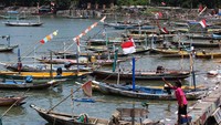 Tak ada aktivitas nelayan di Pantai Kenjeran Surabaya hari ini.