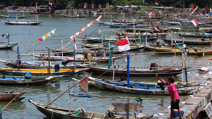 Sejumlah perahu nelayan tertambat di Pantai Kenjeran Surabaya, Jawa Timur, Minggu (3/4/2022). Pada hari pertama puasa bulan Ramadhan 1443 H, sebagian nelayan di kawasan tersebut memilih untuk tidak melaut. ANTARA FOTO/Didik Suhartono/aww.