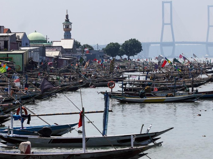 Sejumlah perahu nelayan tertambat di Pantai Kenjeran Surabaya, Jawa Timur, Minggu (3/4/2022). Pada hari pertama puasa bulan Ramadhan 1443 H, sebagian nelayan di kawasan tersebut memilih untuk tidak melaut. ANTARA FOTO/Didik Suhartono/aww.