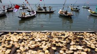Sejumlah perahu nelayan tertambat di Pantai Kenjeran Surabaya, Jawa Timur, Minggu (3/4/2022).