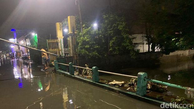 Banjir Beberapa Kawasan Surabaya Belum Surut