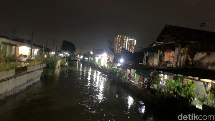 Banjir Beberapa Kawasan Surabaya Belum Surut