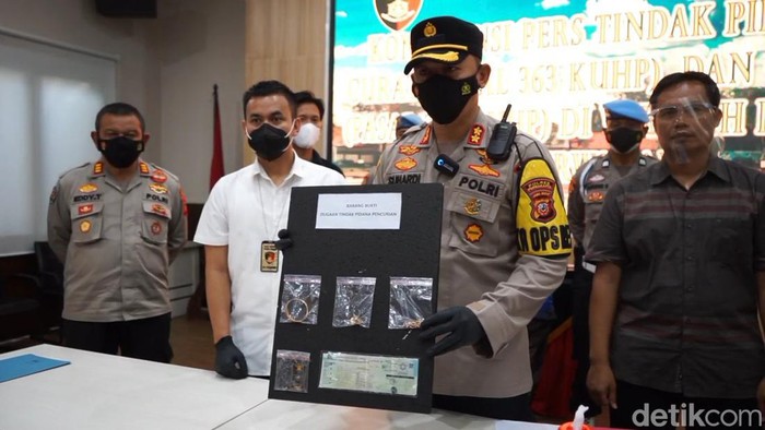 Barang bukti pencurian yang dilakukan emak-emak di Purwakarta.