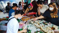 Harga takjil di tempat ini sangat beragam, mulai dari seribu rupiah hingga belasan ribu rupiah.