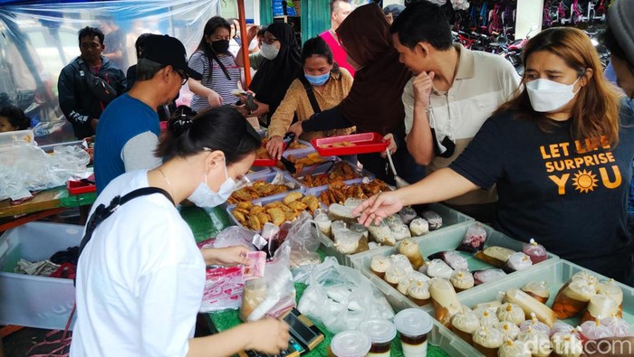 Sejumlah warga tengah berbelanja takjil di Kawasan Tangerang Selatan, Minggu (3/4/2022). Berbagai macam jajanan buka puasa bisa didapatkan ditempat ini.