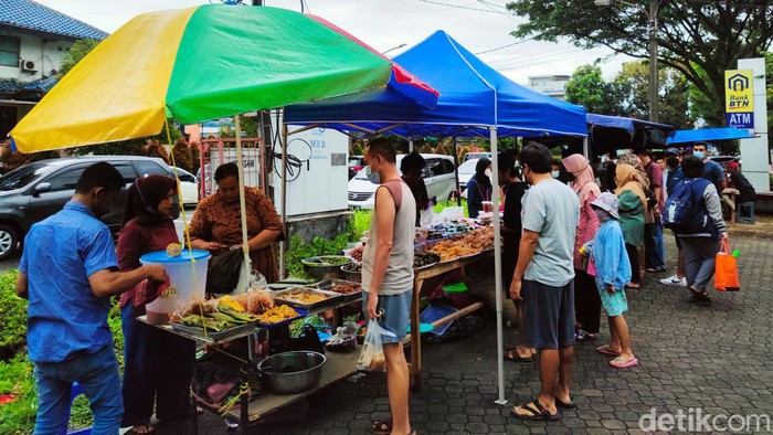 Berburu Takjil Jelang Buka Puasa Sejumlah warga tengah berbelanja takjil di Kawasan Tangerang Selatan, Minggu (3/4/2022). Berbagai macam jajanan buka puasa bisa didapatkan ditempat ini.