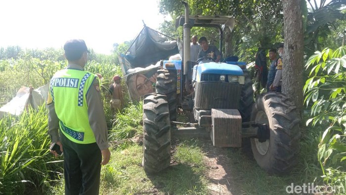 Bikin Merinding, Truk Muat Beras Nyasar ke Pemakaman di Kediri