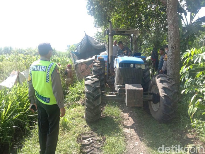 Bikin Merinding, Truk Muat Beras Nyasar ke Pemakaman di Kediri